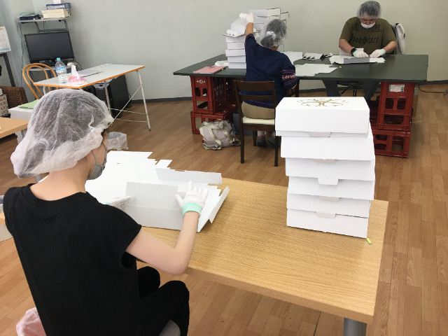 内職作業中写真